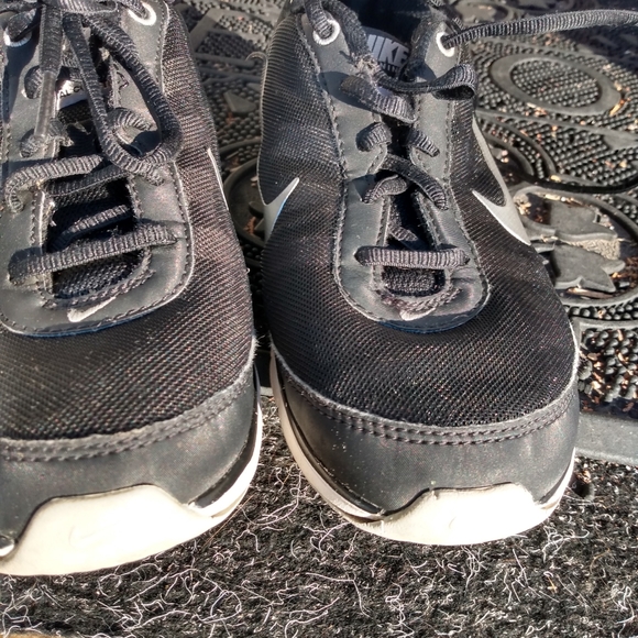 Women's Nike Core Trainer Sz 6 Running Shoes black and white - Picture 4 of 10